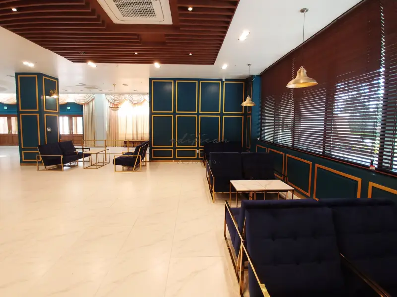 골드 포인트가 빛나는 클래식 교회 라운지